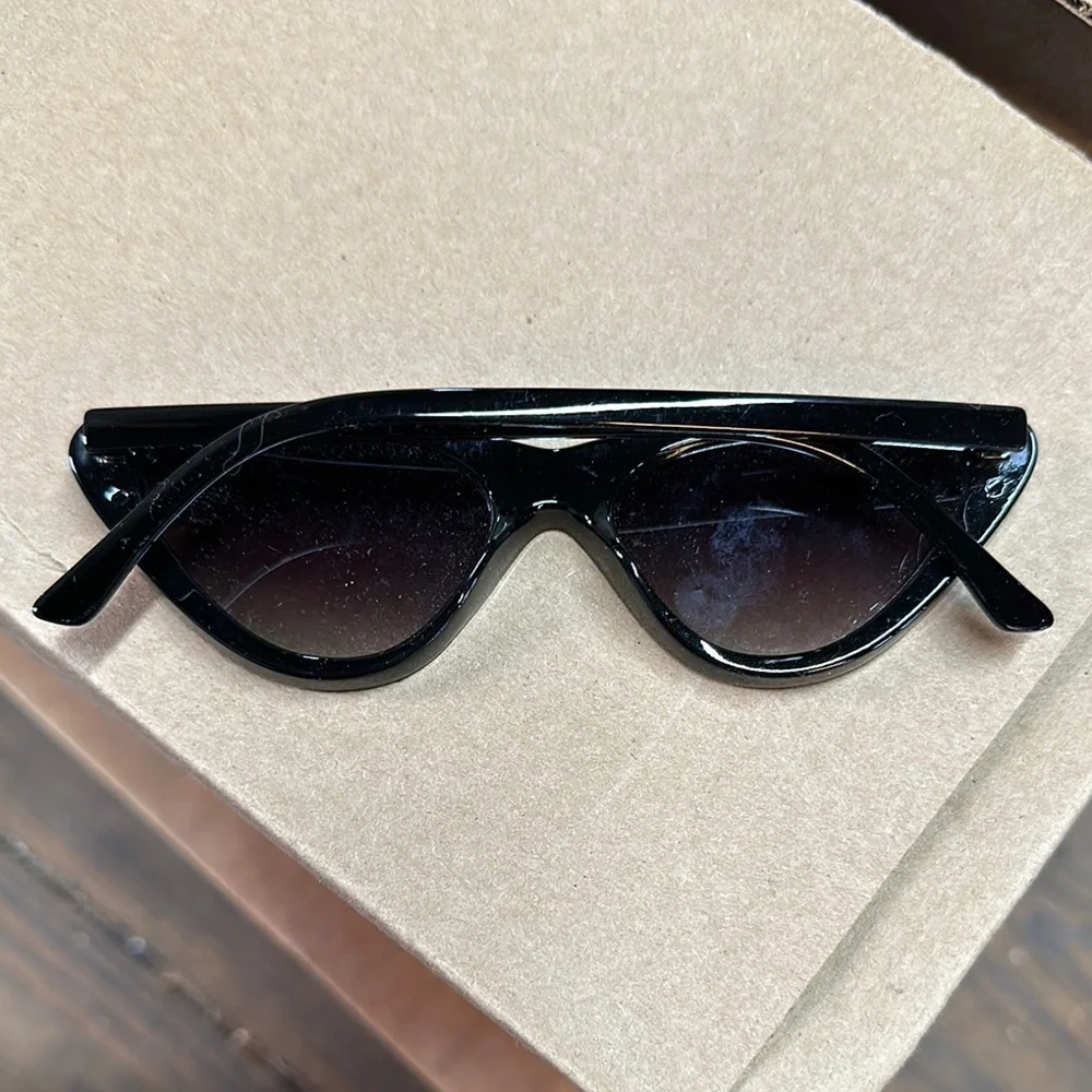 Chic Black Cat-Eye Sunglasses - Picture 2 of 2